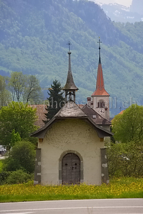 La chapelle et l\'église d\'Echarlens